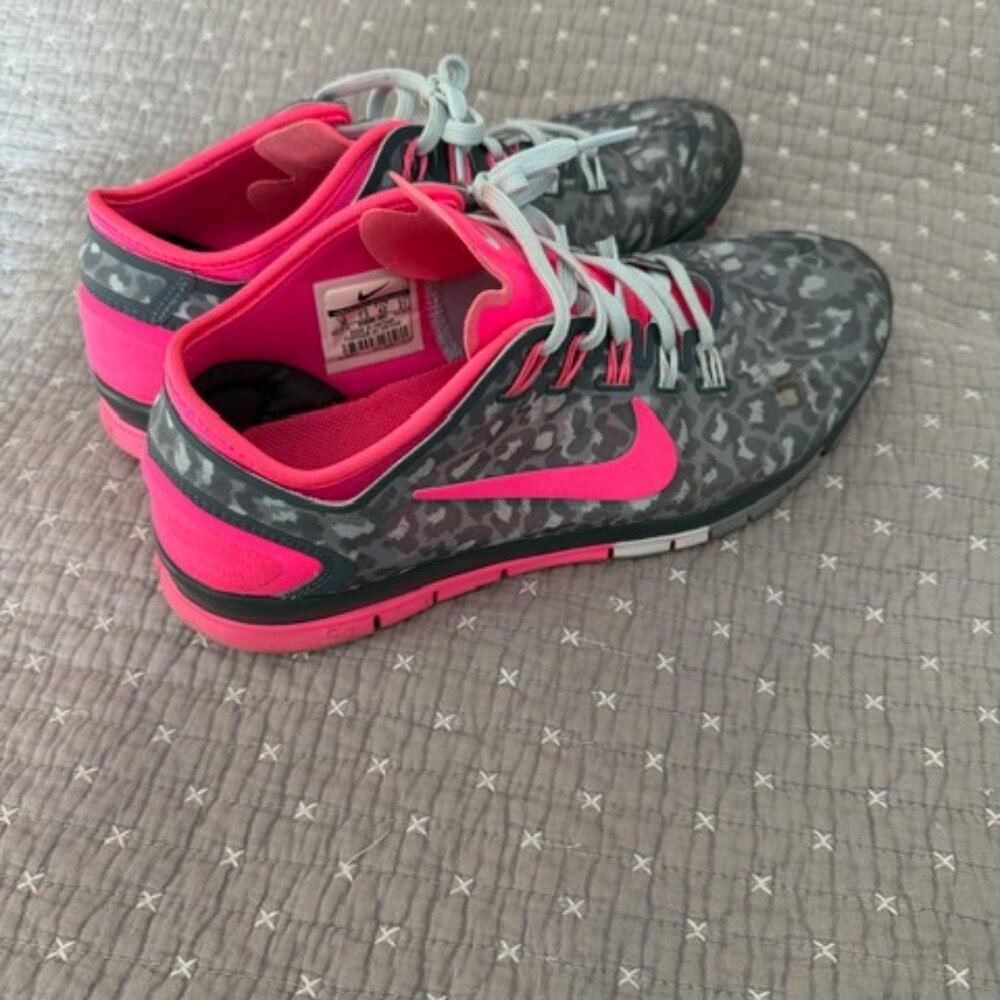 NIKE - Picture 2 of 3